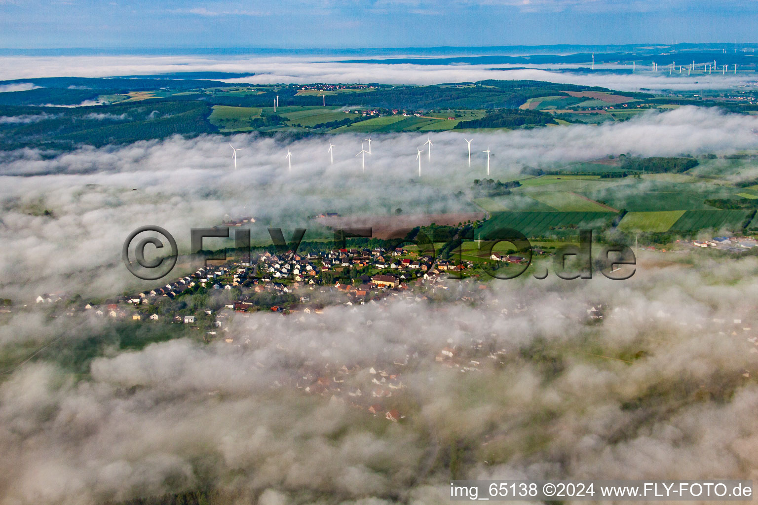 Vue aérienne de Localisation dans le brouillard devant le parc éolien Fürstenau à le quartier Fürstenau in Höxter dans le département Rhénanie du Nord-Westphalie, Allemagne