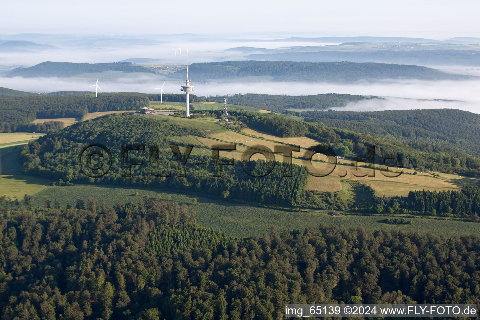 Vue aérienne de Tour de télécommunications Köterberg et systèmes radio STOB791884 et STOB790269 sur Köterberg à le quartier Köterberg in Lügde dans le département Rhénanie du Nord-Westphalie, Allemagne