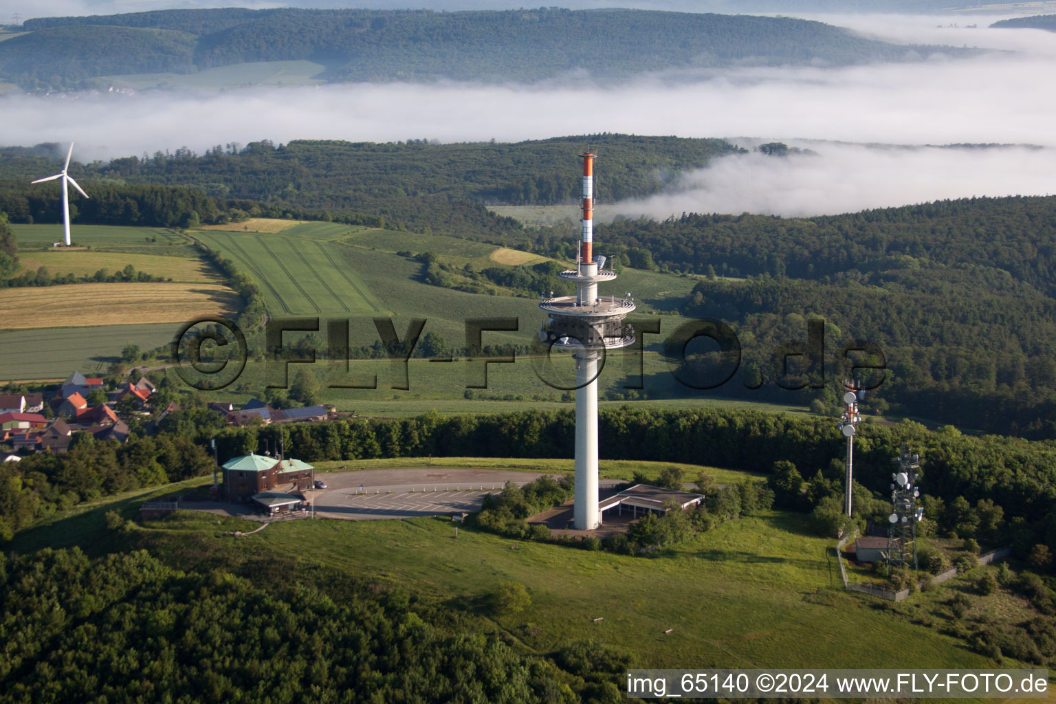 Vue aérienne de Tour de télécommunications Köterberg et systèmes radio STOB791884 et STOB790269 sur Köterberg à le quartier Köterberg in Lügde dans le département Rhénanie du Nord-Westphalie, Allemagne