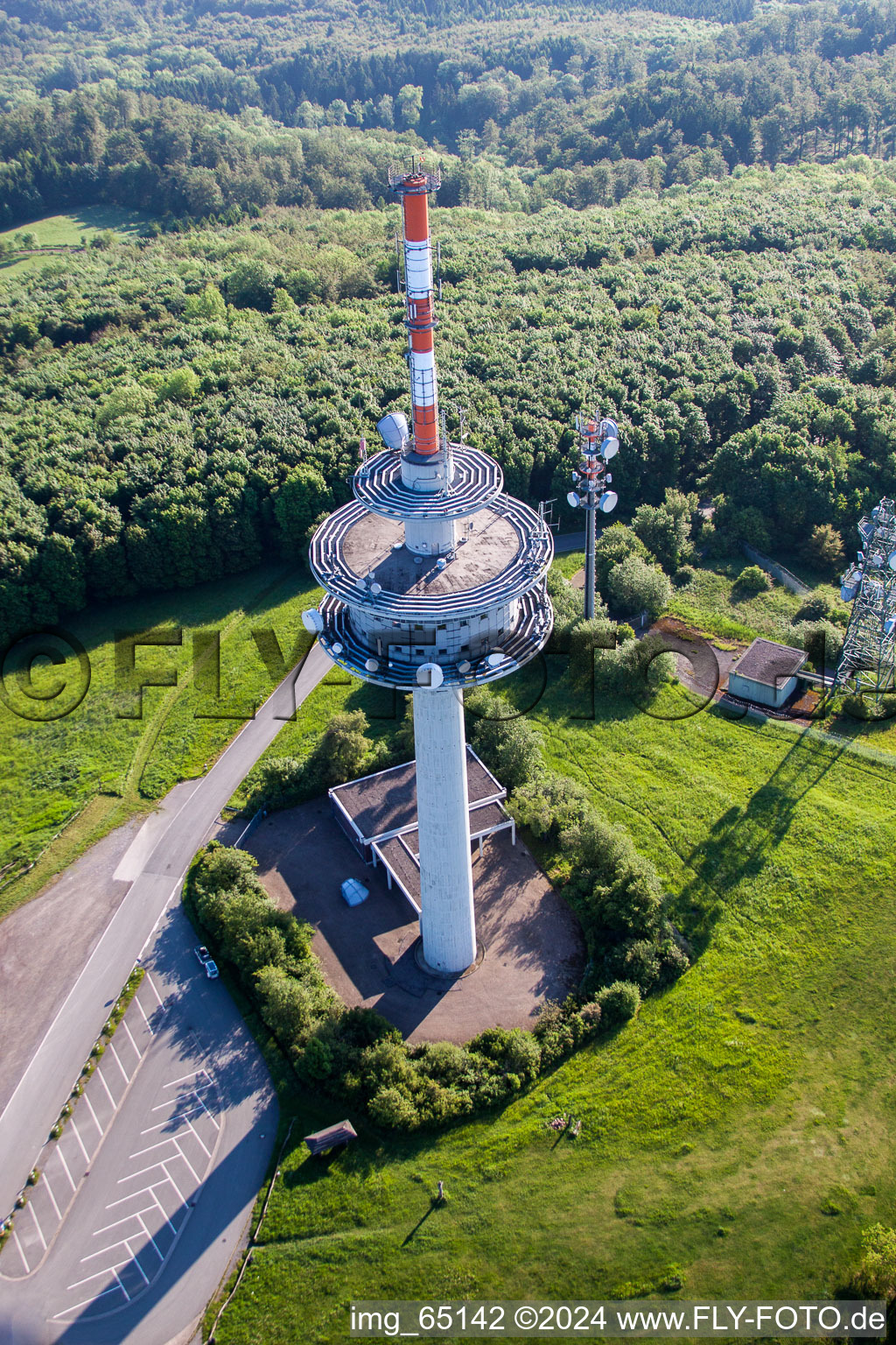 Vue aérienne de Tour radio et système émetteur au sommet de la chaîne de montagnes Köterberg à le quartier Köterberg in Lügde dans le département Rhénanie du Nord-Westphalie, Allemagne