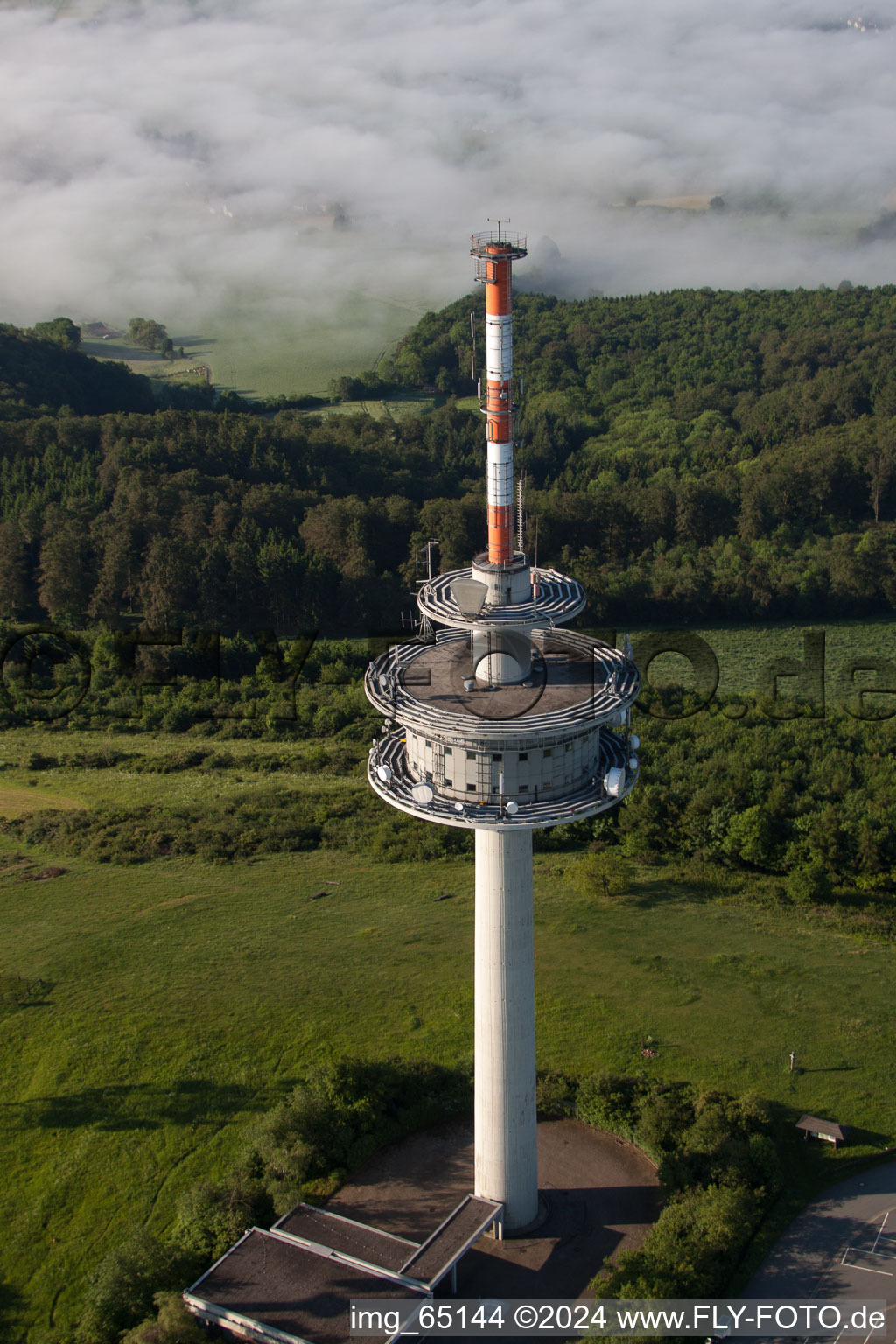 Photographie aérienne de Tour de télécommunications Köterberg et systèmes radio STOB791884 et STOB790269 sur Köterberg à le quartier Köterberg in Lügde dans le département Rhénanie du Nord-Westphalie, Allemagne