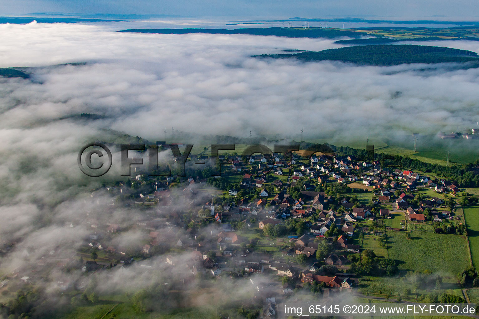 Vue aérienne de Placer derrière les nuages à le quartier Fürstenau in Höxter dans le département Rhénanie du Nord-Westphalie, Allemagne