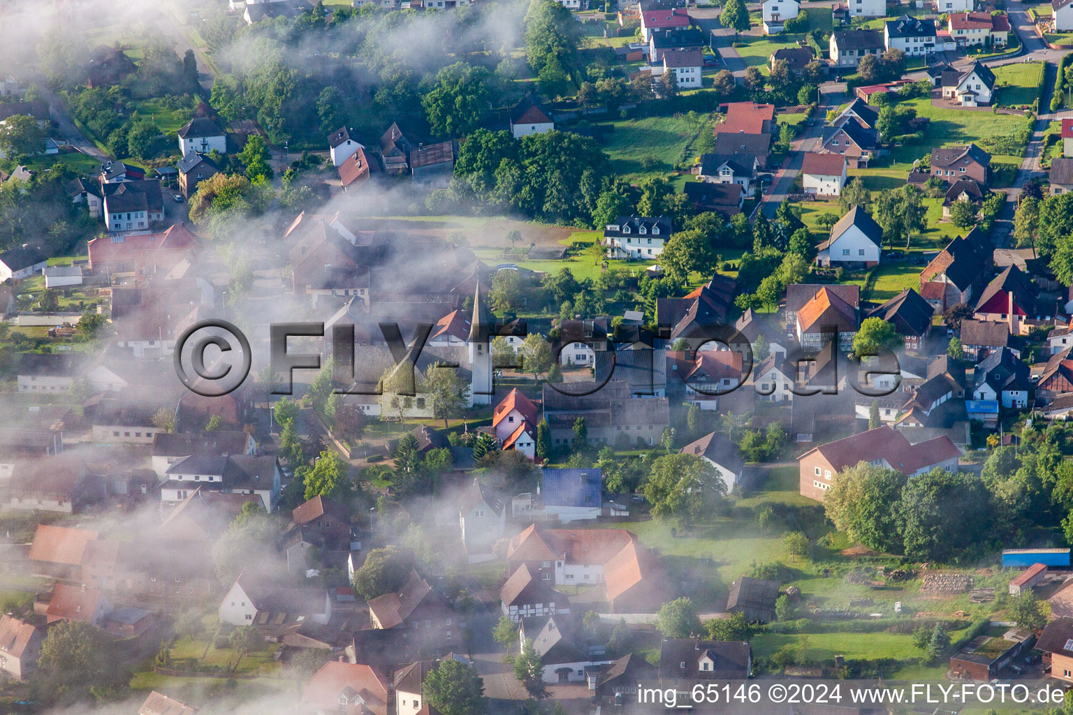 Vue aérienne de Église Sainte-Anne Fürstenau sous les nuages à le quartier Fürstenau in Höxter dans le département Rhénanie du Nord-Westphalie, Allemagne