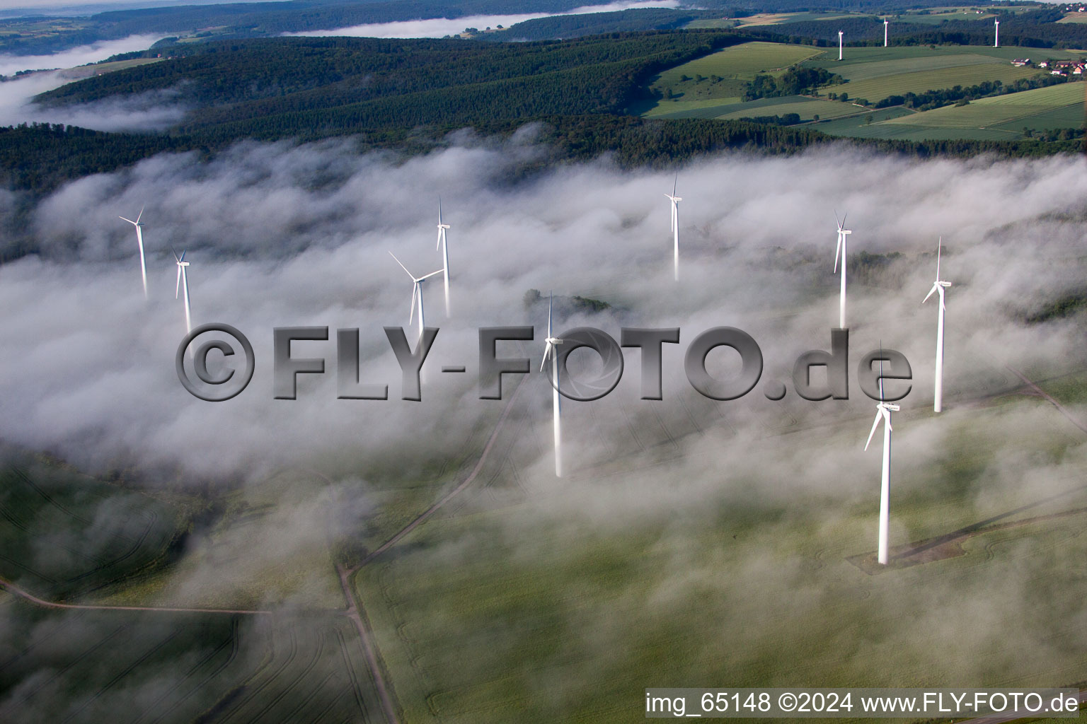 Vue aérienne de Éoliennes encastrées dans une couche de brouillard en raison de la météo dans un champ à le quartier Fürstenau in Höxter dans le département Rhénanie du Nord-Westphalie, Allemagne