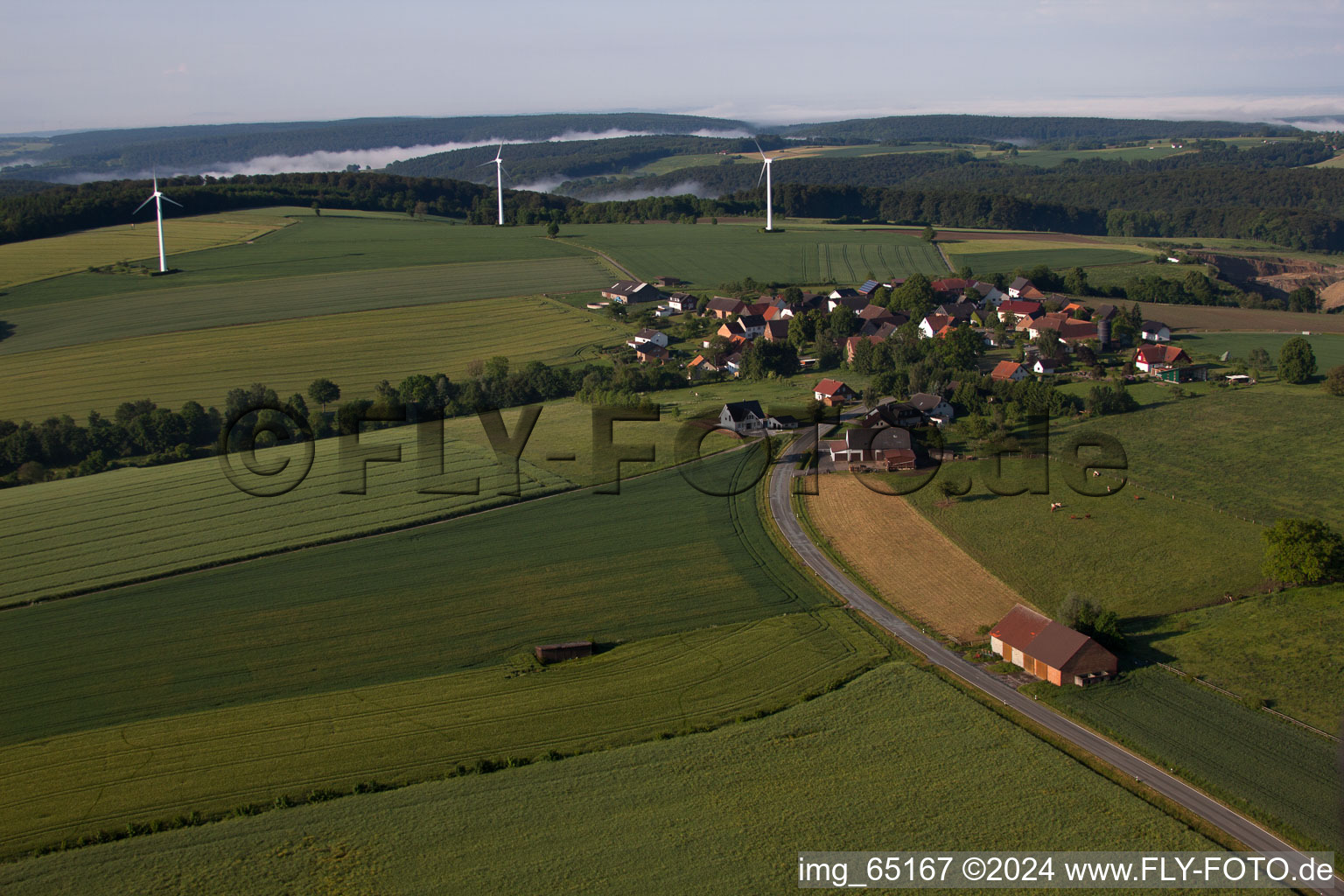 Vue aérienne de Éoliennes (WEA) - éoliennes - dans un champ à le quartier Bremerberg in Marienmünster dans le département Rhénanie du Nord-Westphalie, Allemagne