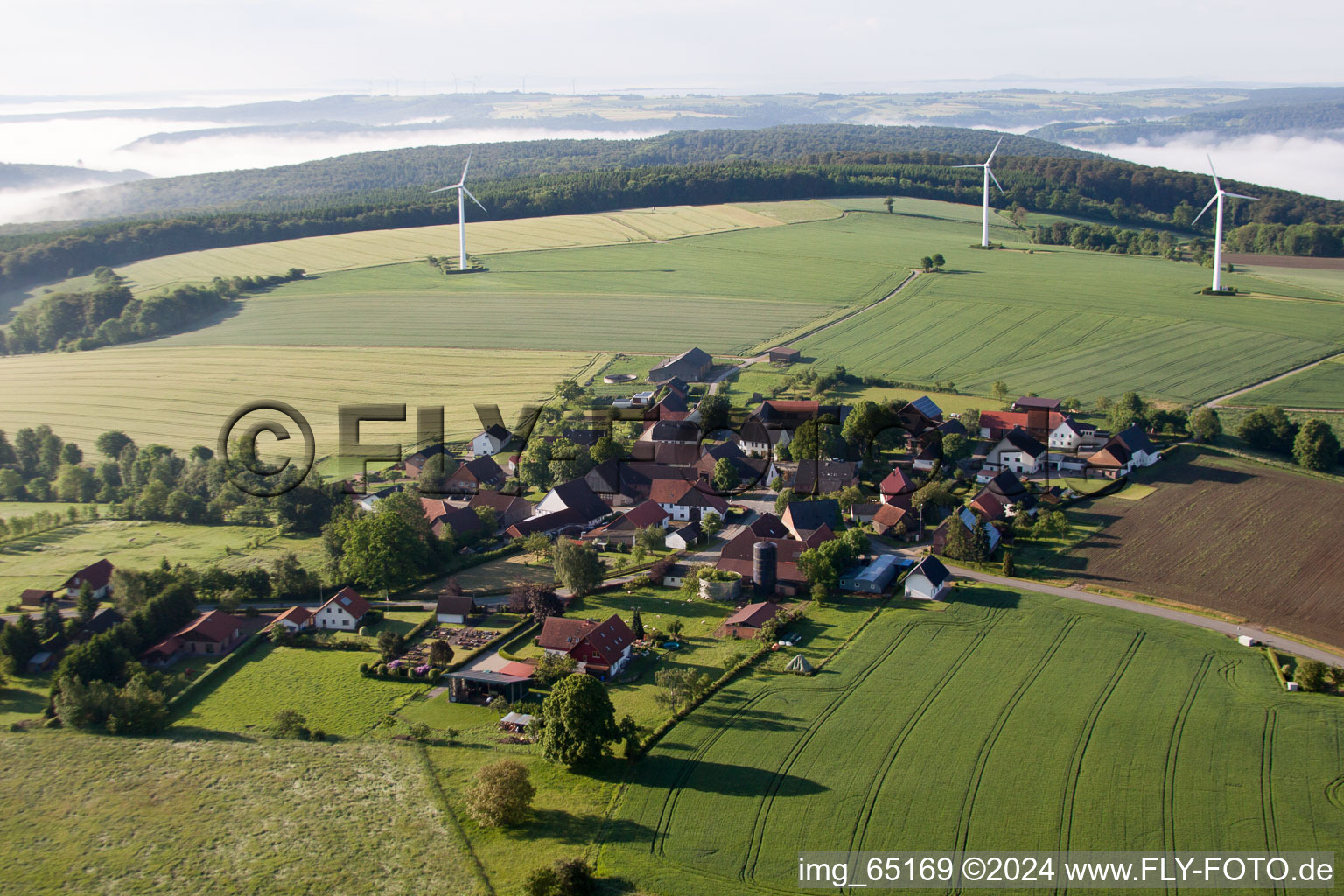 Vue aérienne de Éoliennes (WEA) - éoliennes - dans un champ à le quartier Bremerberg in Marienmünster dans le département Rhénanie du Nord-Westphalie, Allemagne