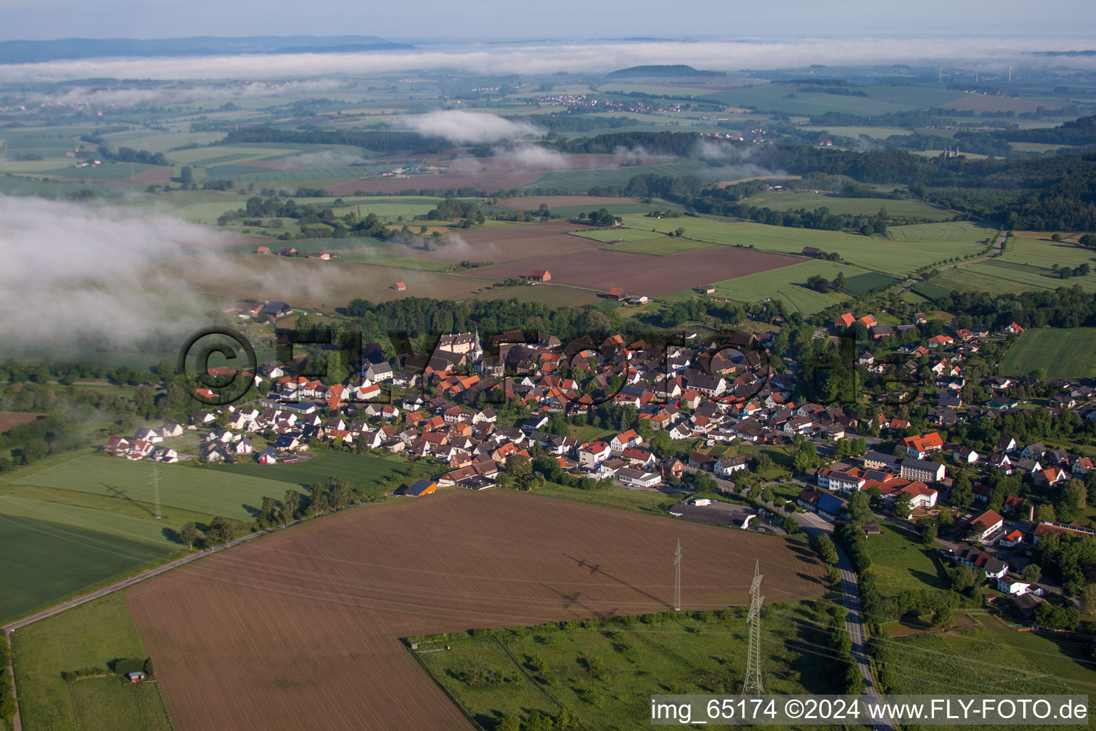 Vue aérienne de Champs agricoles et surfaces utilisables à le quartier Vörden in Marienmünster dans le département Rhénanie du Nord-Westphalie, Allemagne