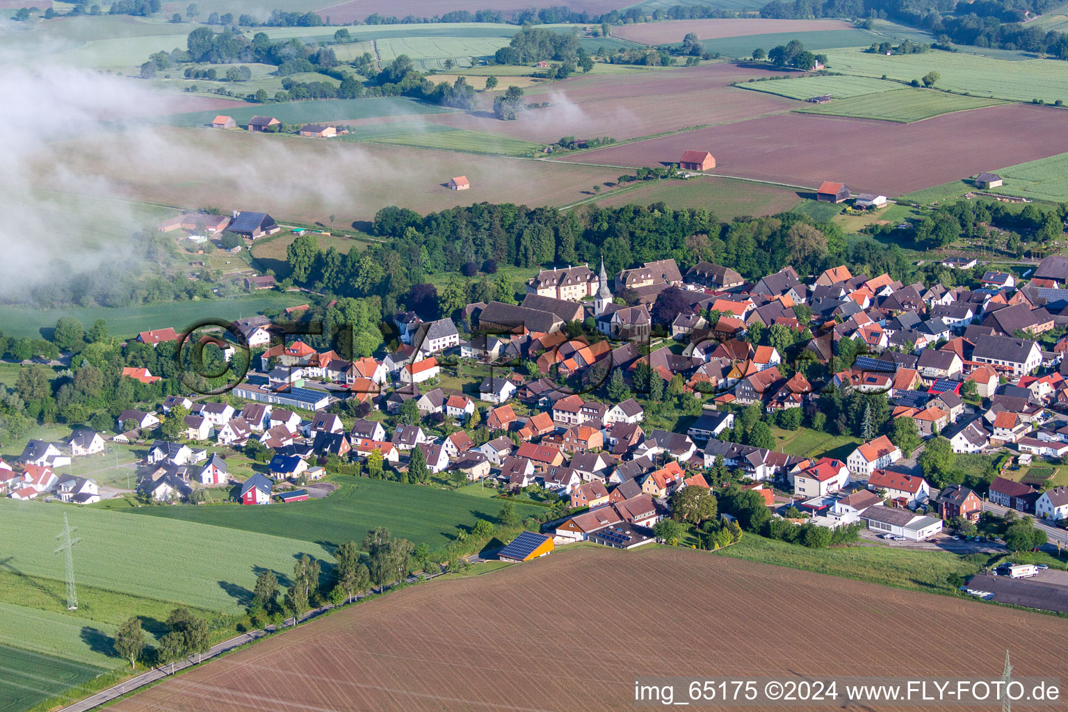 Vue aérienne de Champs agricoles et surfaces utilisables à le quartier Vörden in Marienmünster dans le département Rhénanie du Nord-Westphalie, Allemagne