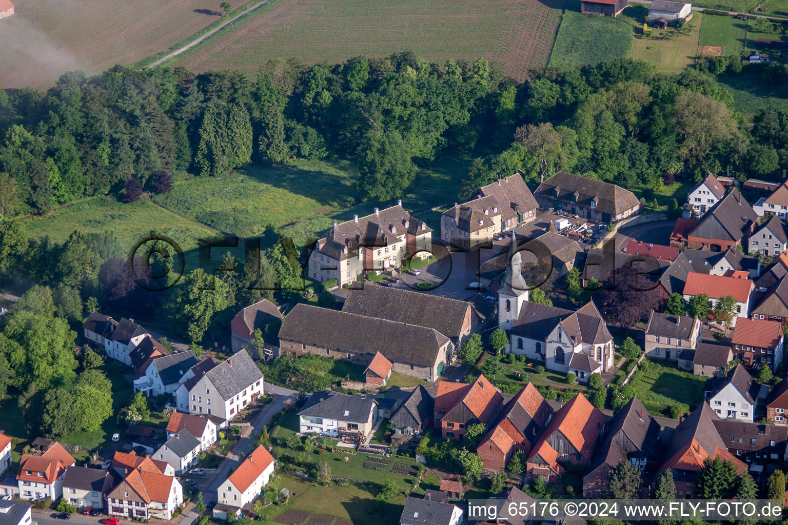 Vue aérienne de Église Saint-Kilian dans le quartier Vörden de Marienmünster à Vörden dans le département Rhénanie du Nord-Westphalie, Allemagne
