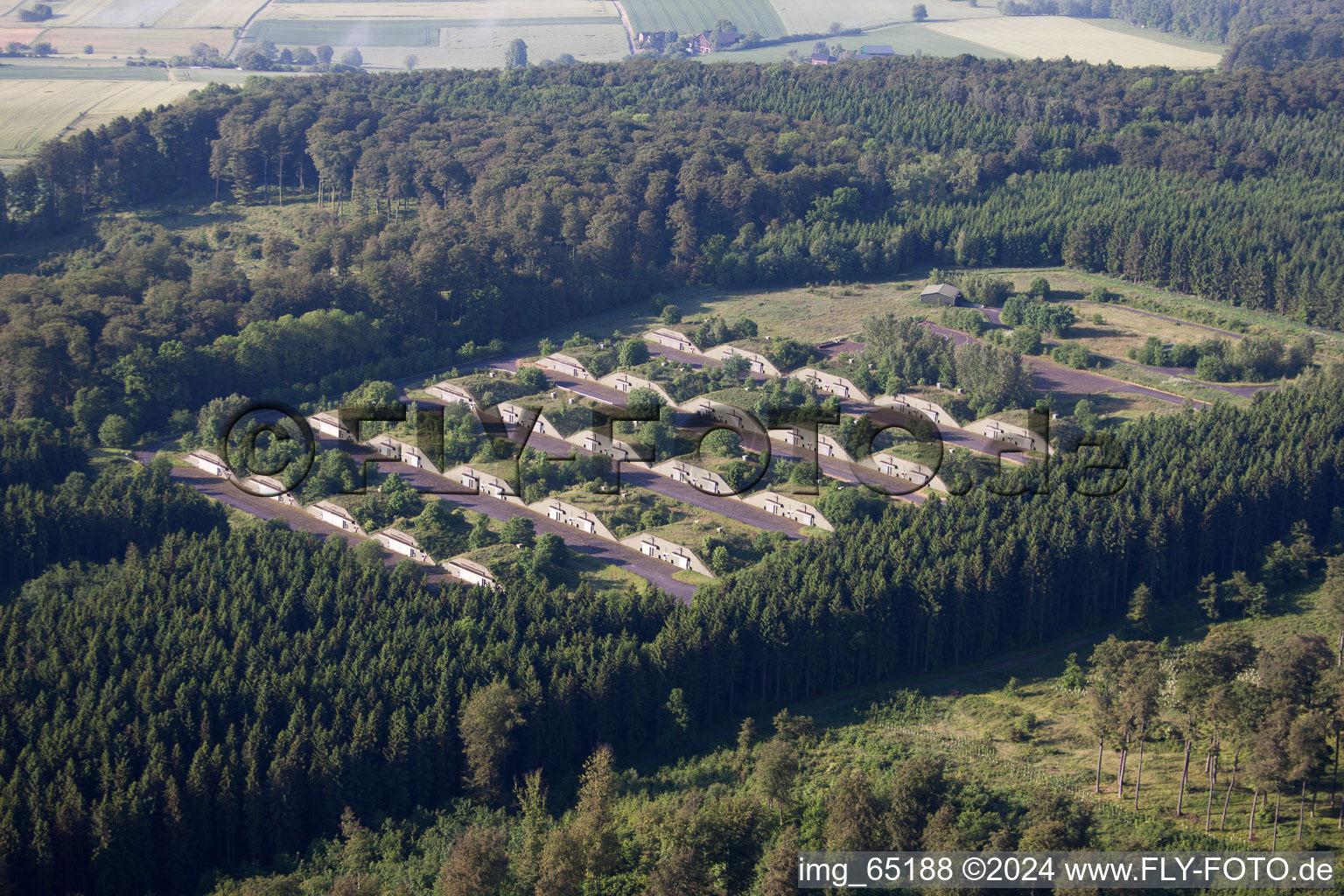 Vue aérienne de Complexe de construction de bunkers et dépôt de munitions sur la zone d'entraînement militaire dans le quartier Bellersen de Brakel à le quartier Bredenborn in Marienmünster dans le département Rhénanie du Nord-Westphalie, Allemagne