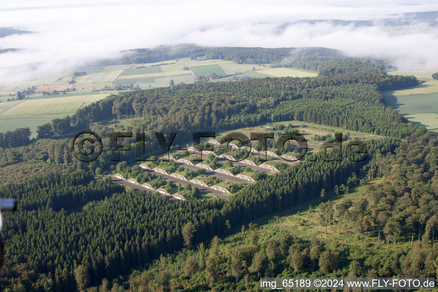 Vue aérienne de Complexe de construction de bunkers et dépôt de munitions sur la zone d'entraînement militaire dans le quartier Bellersen de Brakel à le quartier Bredenborn in Marienmünster dans le département Rhénanie du Nord-Westphalie, Allemagne