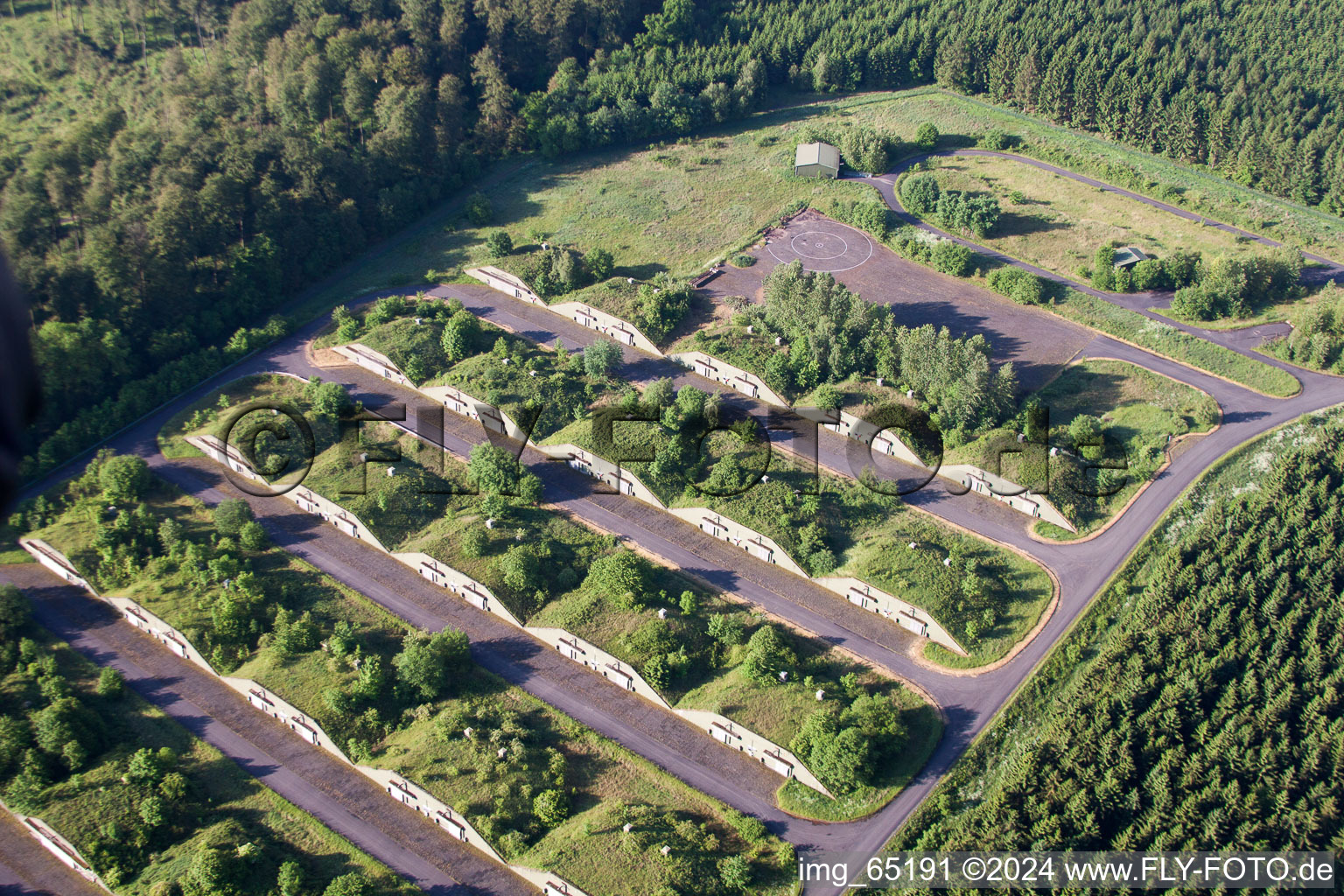 Photographie aérienne de Complexe de construction de bunkers et dépôt de munitions sur la zone d'entraînement militaire dans le quartier Bellersen de Brakel à le quartier Bredenborn in Marienmünster dans le département Rhénanie du Nord-Westphalie, Allemagne