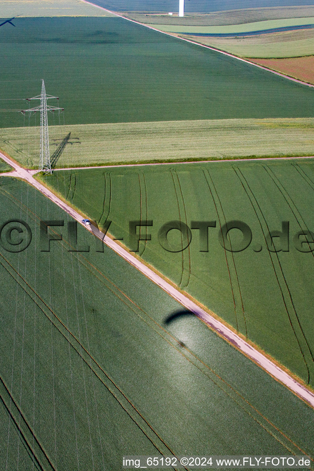 Vue aérienne de Ombre de parapente à côté du pylône haute tension à le quartier Bredenborn in Marienmünster dans le département Rhénanie du Nord-Westphalie, Allemagne