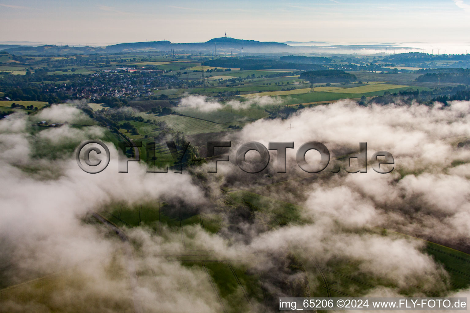 Vue aérienne de Placer derrière les nuages à le quartier Bellersen in Brakel dans le département Rhénanie du Nord-Westphalie, Allemagne