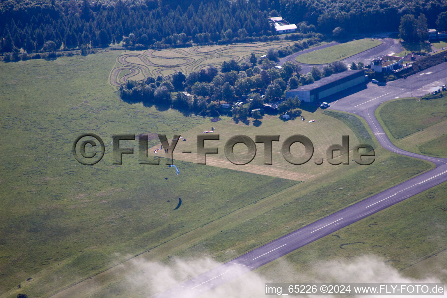 Aérodrome à Höxter dans le département Rhénanie du Nord-Westphalie, Allemagne depuis l'avion