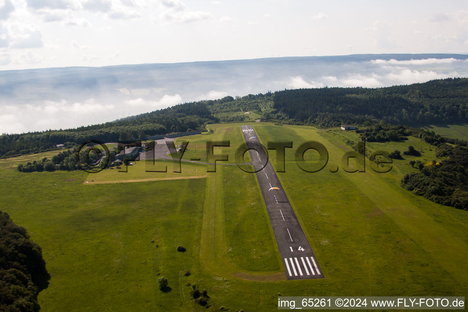 Photographie aérienne de Piste avec zone de voie de circulation de l'aérodrome Höxter-Holzminden dans le brouillard matinal sur le Rauschenberg dans le district de Brenkhausen - Rhénanie du Nord-Westphalie à le quartier Albaxen in Höxter dans le département Rhénanie du Nord-Westphalie, Allemagne