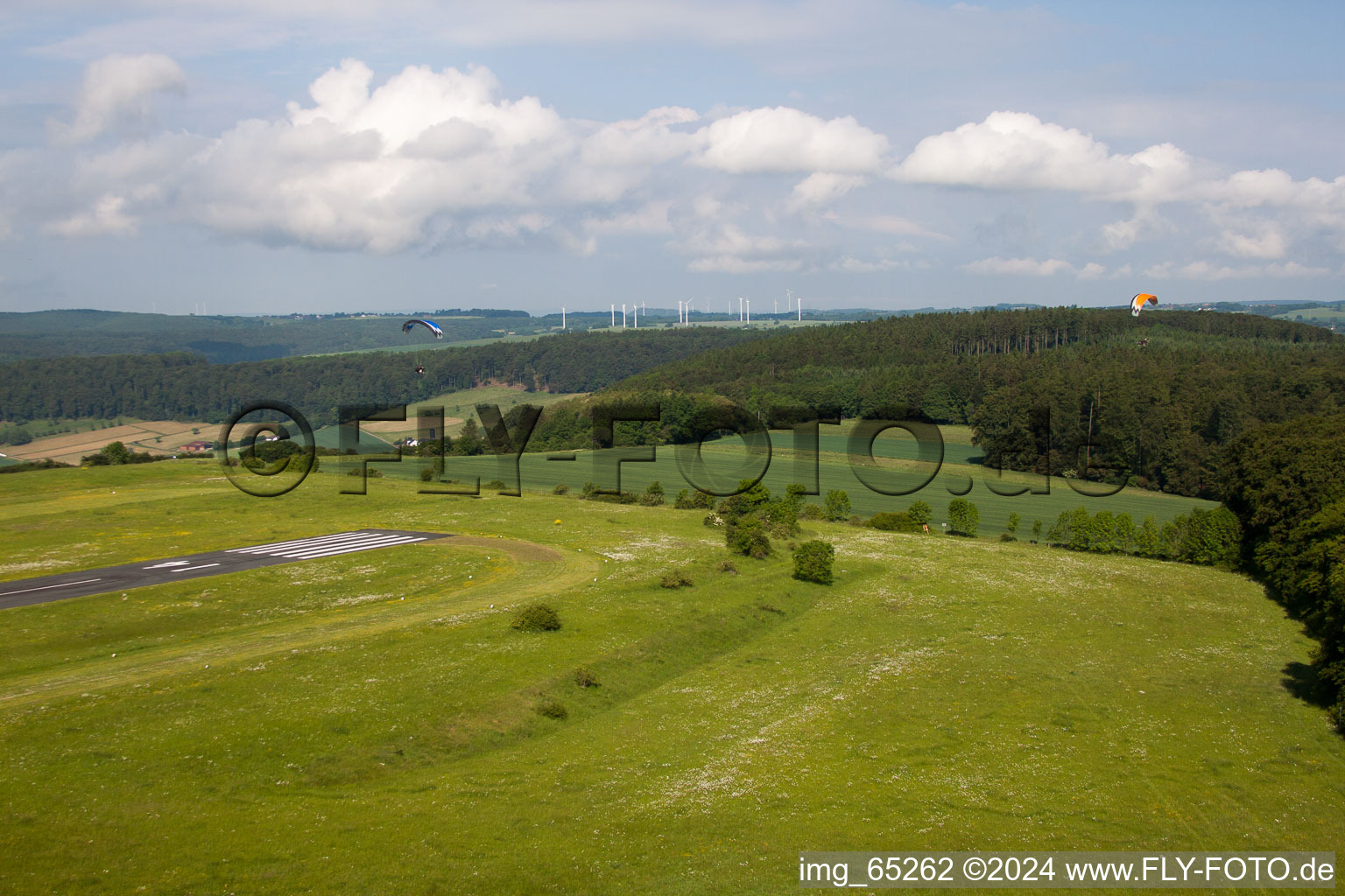 Vue d'oiseau de Aérodrome à Höxter dans le département Rhénanie du Nord-Westphalie, Allemagne