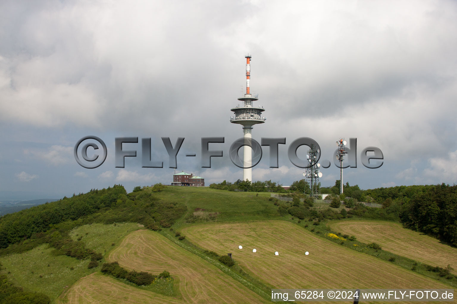 Vue oblique de Tour de télécommunications Köterberg et systèmes radio STOB791884 et STOB790269 sur Köterberg à le quartier Köterberg in Lügde dans le département Rhénanie du Nord-Westphalie, Allemagne