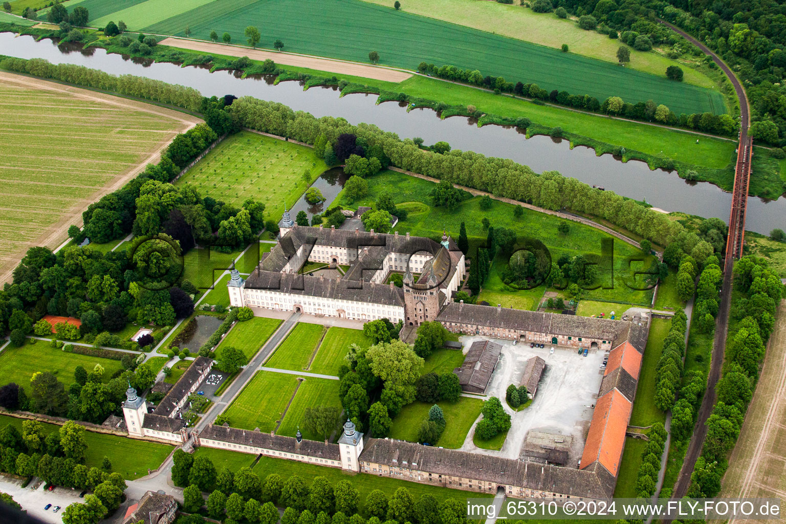 Vue aérienne de Ensemble immobilier du château/monastère de Corvey (patrimoine mondial de l'UNESCO) - Rhénanie du Nord-Westphalie à Höxter dans le département Rhénanie du Nord-Westphalie, Allemagne