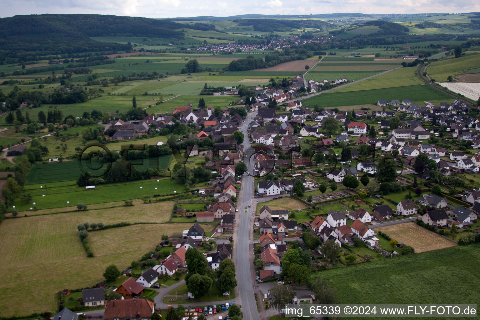 Vue aérienne de Du nord à le quartier Godelheim in Höxter dans le département Rhénanie du Nord-Westphalie, Allemagne