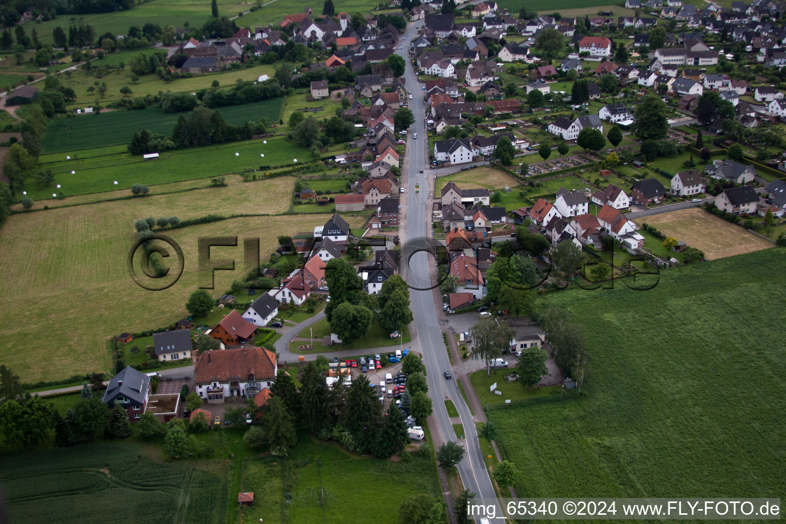 Vue aérienne de Du nord à le quartier Godelheim in Höxter dans le département Rhénanie du Nord-Westphalie, Allemagne