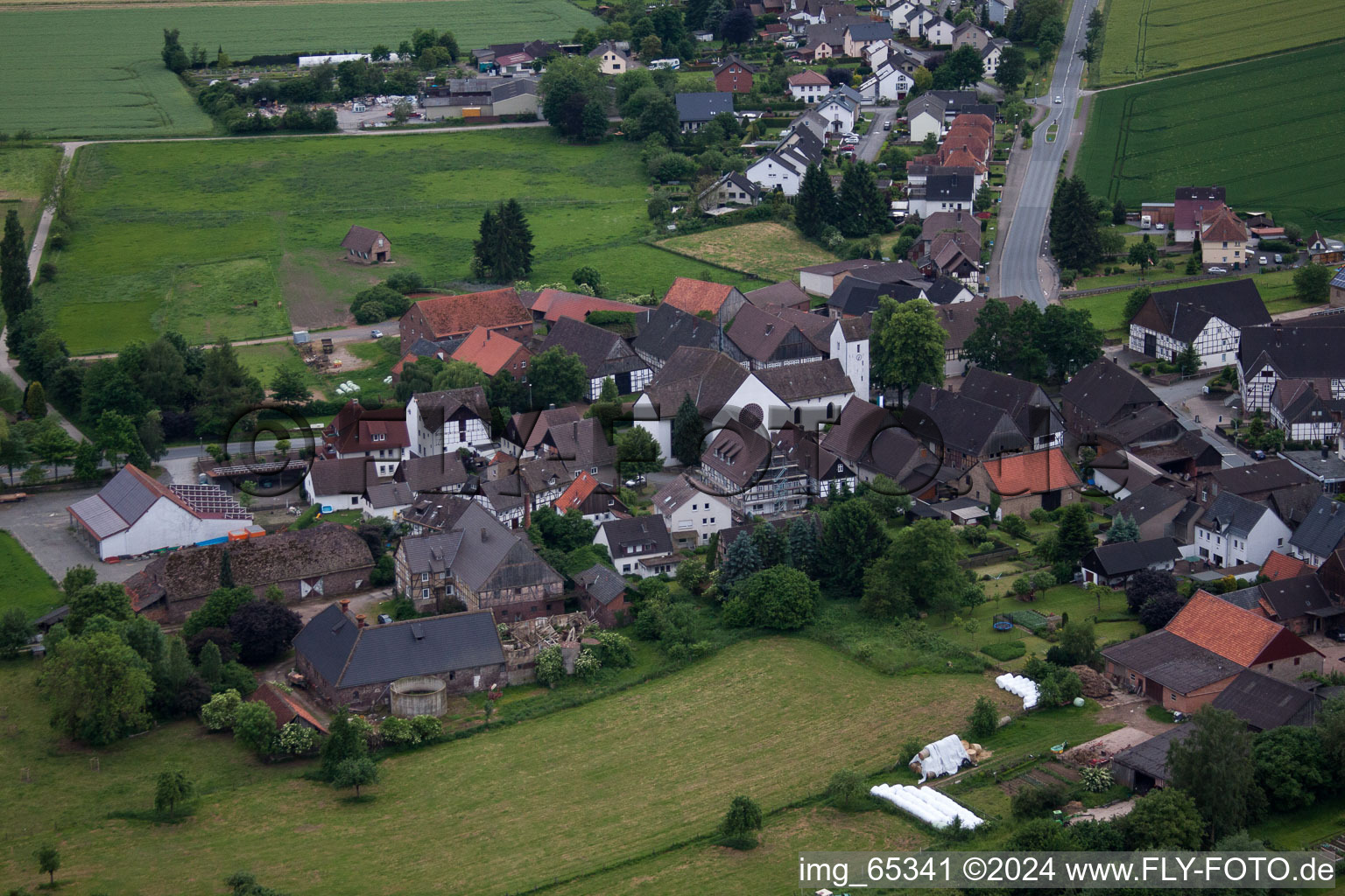 Vue aérienne de Saint Jean Babtiste à le quartier Godelheim in Höxter dans le département Rhénanie du Nord-Westphalie, Allemagne