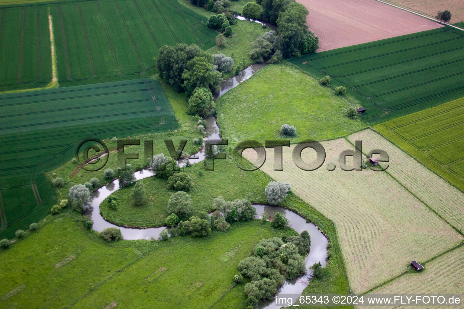 Vue aérienne de Courbe serpentine de la rivière Nethe à Beverungen dans le département Rhénanie du Nord-Westphalie, Allemagne