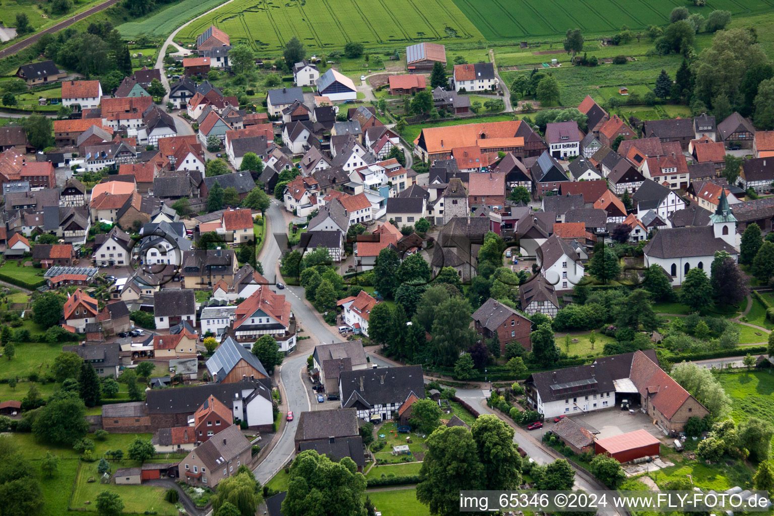 Vue aérienne de Vue des rues et des maisons des quartiers résidentiels à le quartier Amelunxen in Beverungen dans le département Rhénanie du Nord-Westphalie, Allemagne