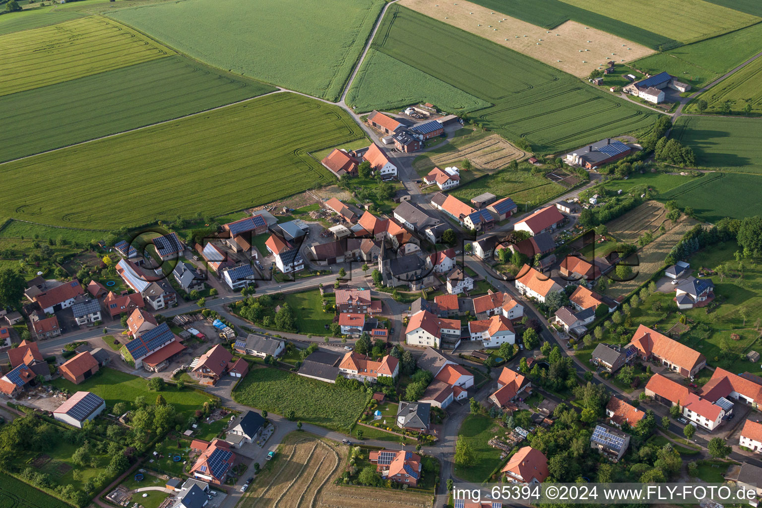 Vue aérienne de Vue sur le village à le quartier Manrode in Borgentreich dans le département Rhénanie du Nord-Westphalie, Allemagne