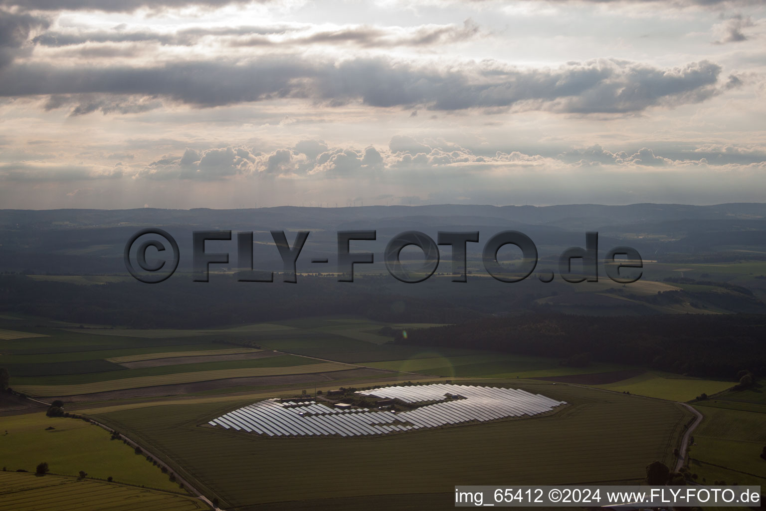 Vue aérienne de Rangées de panneaux du système photovoltaïque et du parc solaire ou de la centrale solaire à le quartier Tietelsen in Beverungen dans le département Rhénanie du Nord-Westphalie, Allemagne