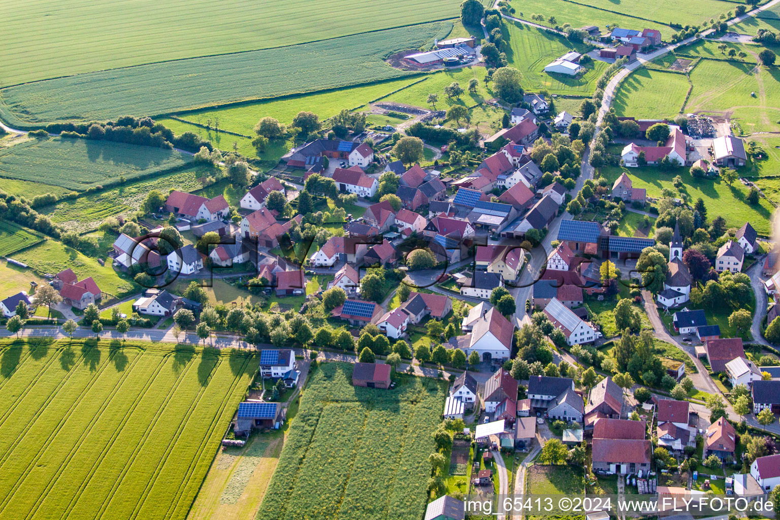 Vue aérienne de Vue sur le village à le quartier Tietelsen in Beverungen dans le département Rhénanie du Nord-Westphalie, Allemagne