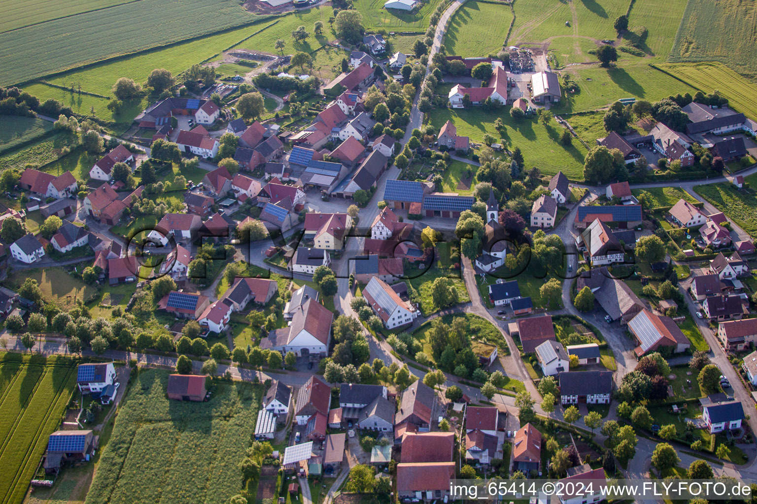 Vue aérienne de Vue sur le village à Beverungen dans le département Rhénanie du Nord-Westphalie, Allemagne