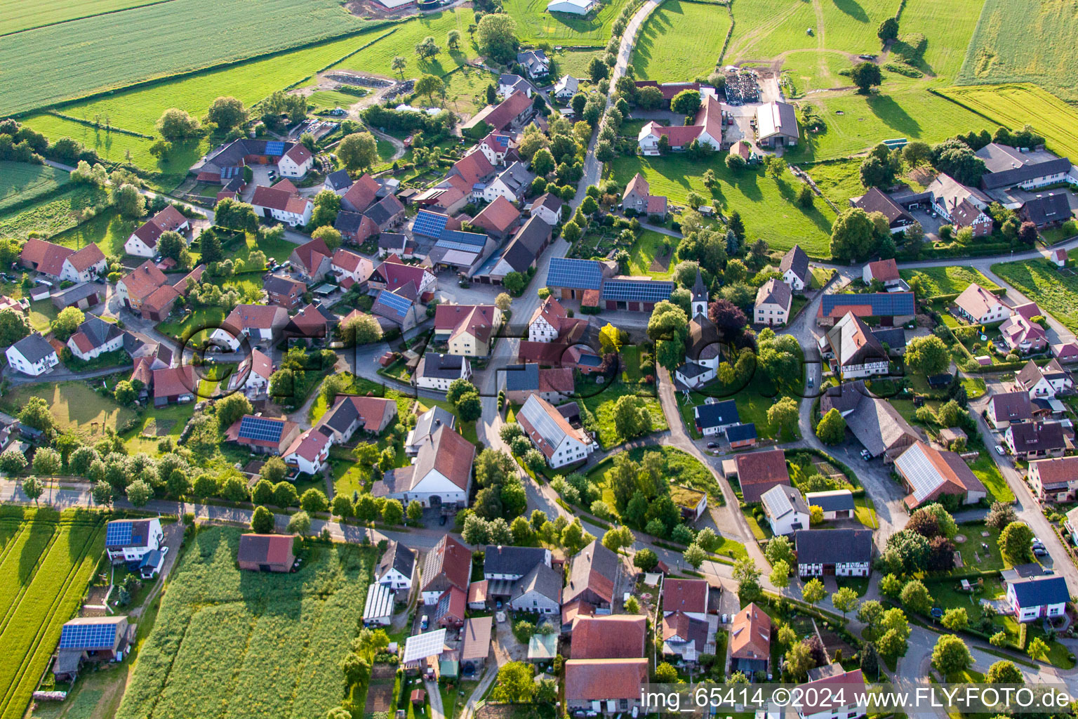 Vue aérienne de Vue sur le village à le quartier Tietelsen in Beverungen dans le département Rhénanie du Nord-Westphalie, Allemagne