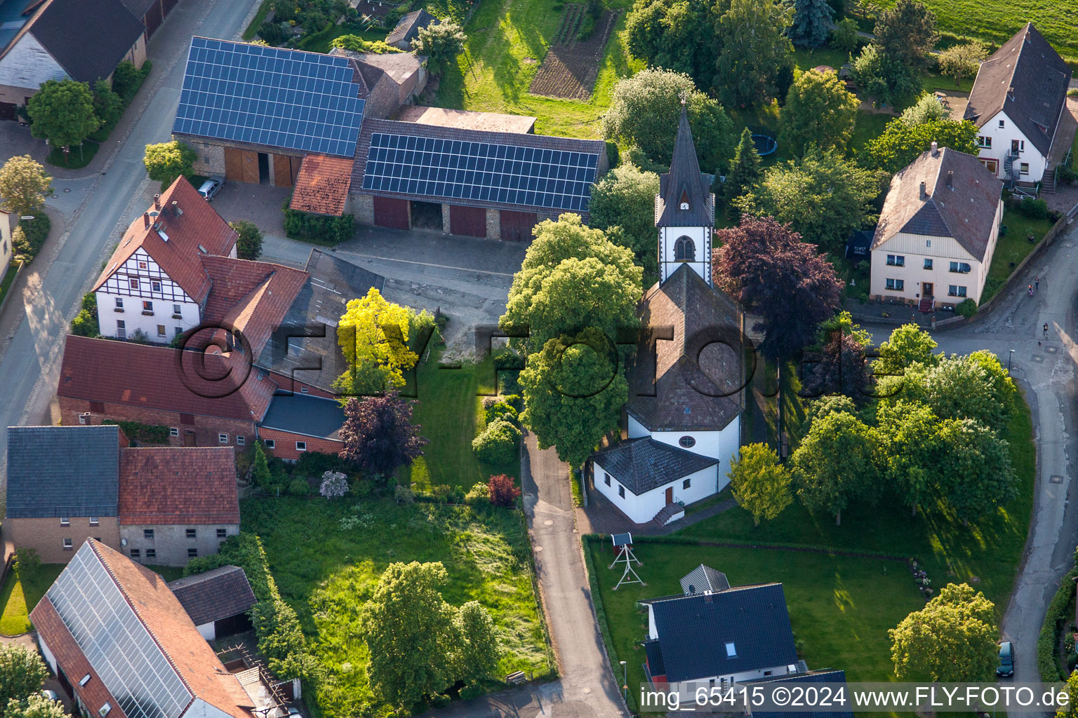 Vue aérienne de Église Saint-Barthélemy à Tietelsen à le quartier Tietelsen in Beverungen dans le département Rhénanie du Nord-Westphalie, Allemagne