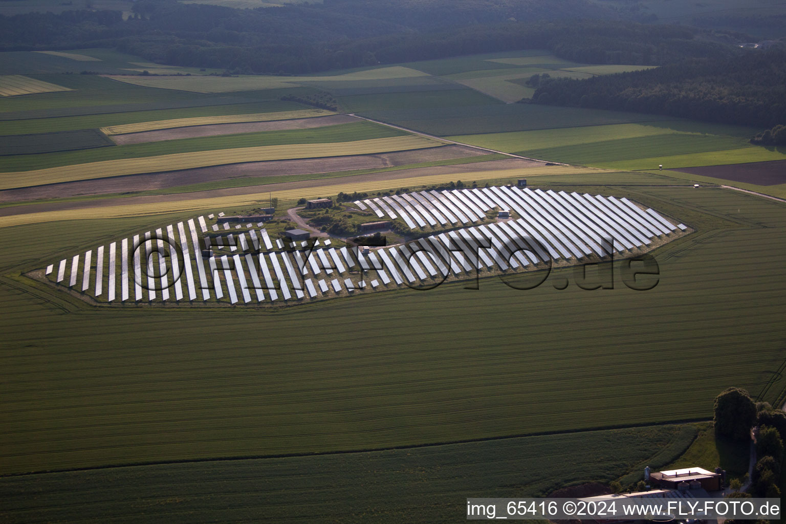 Vue aérienne de Rangées de panneaux du système photovoltaïque et du parc solaire ou de la centrale solaire à le quartier Tietelsen in Beverungen dans le département Rhénanie du Nord-Westphalie, Allemagne