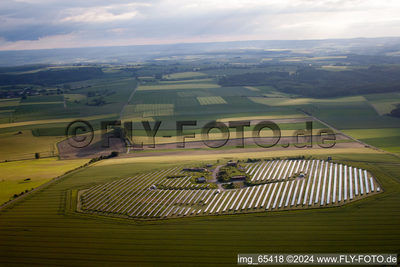 Photographie aérienne de Rangées de panneaux du système photovoltaïque et du parc solaire ou de la centrale solaire à le quartier Tietelsen in Beverungen dans le département Rhénanie du Nord-Westphalie, Allemagne