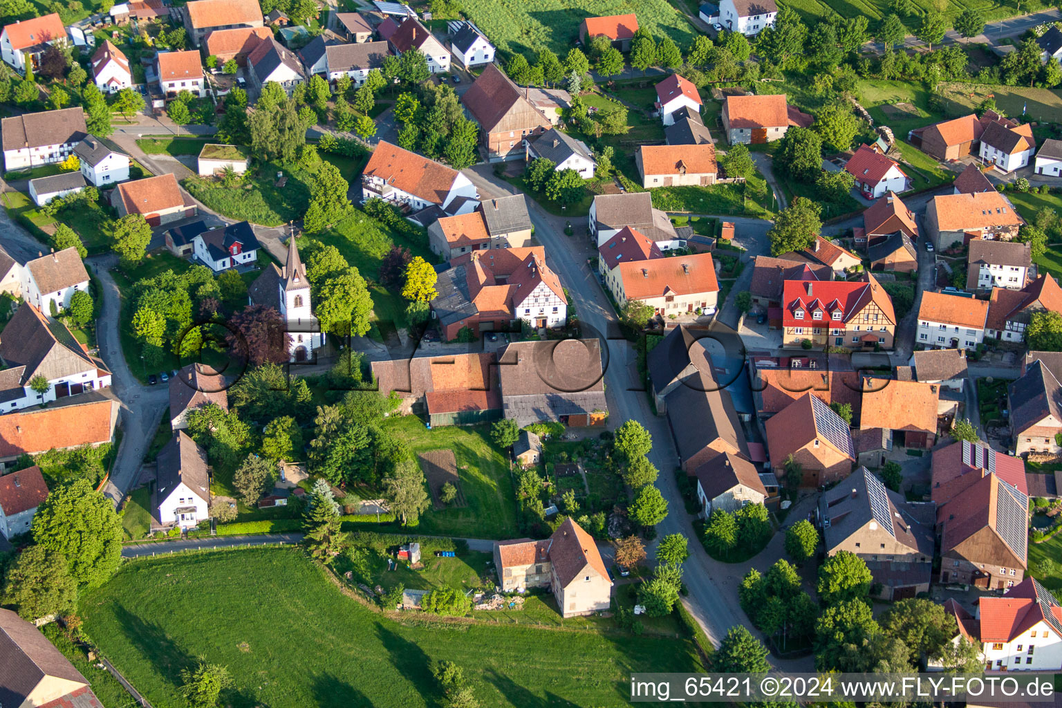 Vue aérienne de Église Saint-Barthélemy à Tietelsen à le quartier Tietelsen in Beverungen dans le département Rhénanie du Nord-Westphalie, Allemagne