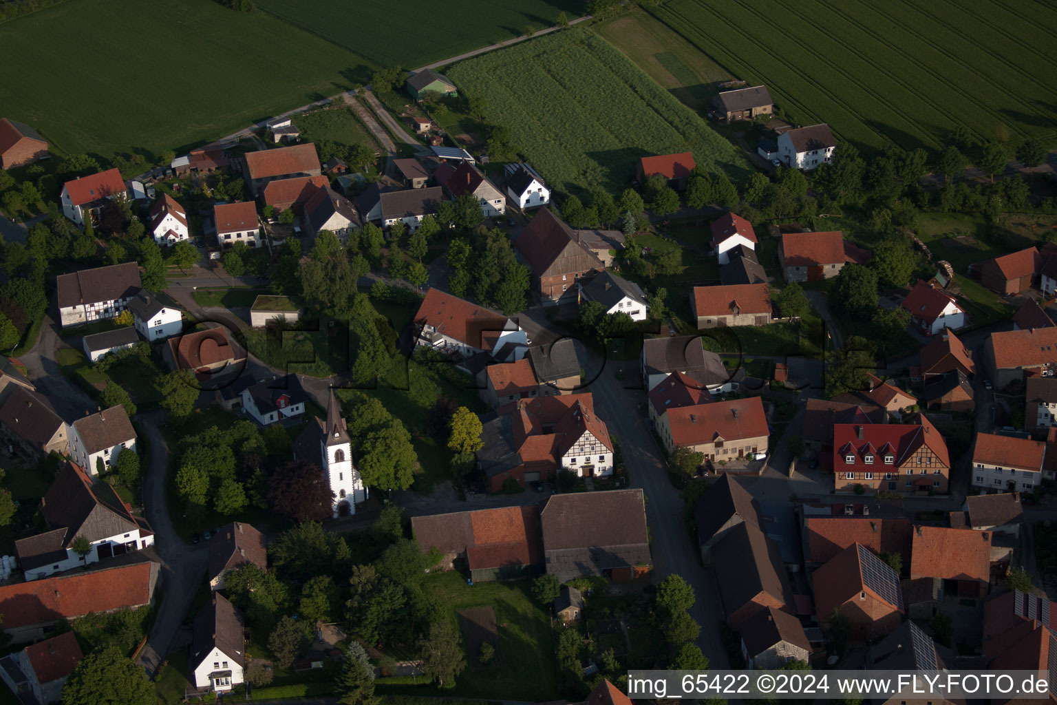 Photographie aérienne de Église Saint-Barthélemy à Tietelsen dans le département Rhénanie du Nord-Westphalie, Allemagne