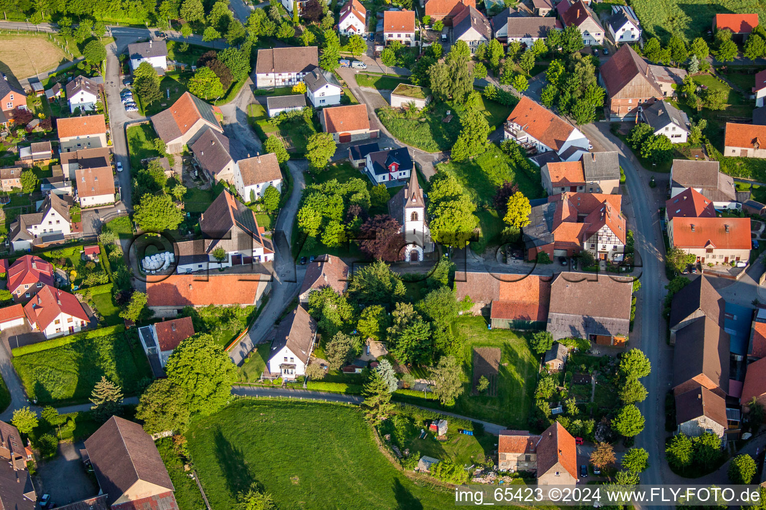 Vue oblique de Église Saint-Barthélemy à Tietelsen dans le département Rhénanie du Nord-Westphalie, Allemagne