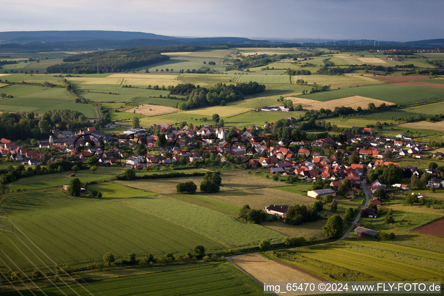 Vue aérienne de Vue des rues et des maisons des quartiers résidentiels à le quartier Bökendorf in Brakel dans le département Rhénanie du Nord-Westphalie, Allemagne