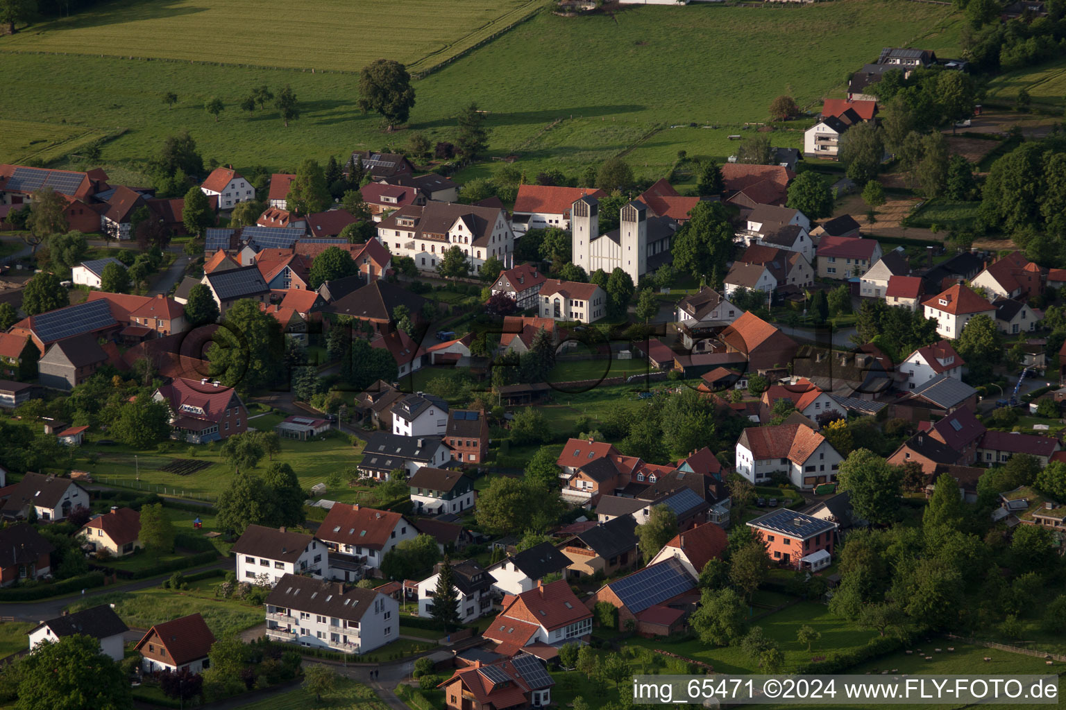 Vue aérienne de Vue des rues et des maisons des quartiers résidentiels à le quartier Bökendorf in Brakel dans le département Rhénanie du Nord-Westphalie, Allemagne