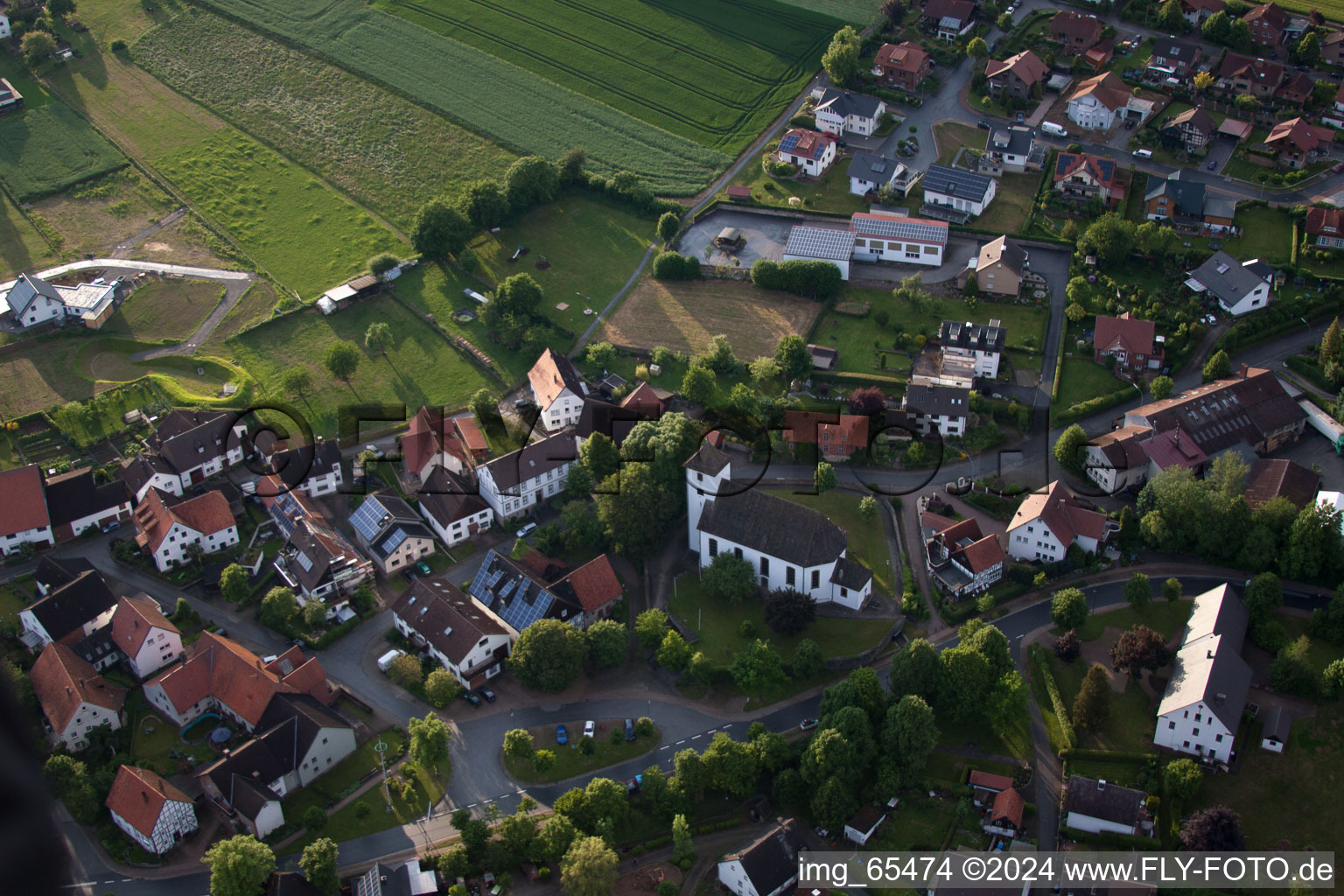 Vue aérienne de Bâtiment d'église au centre du village à le quartier Bellersen in Brakel dans le département Rhénanie du Nord-Westphalie, Allemagne