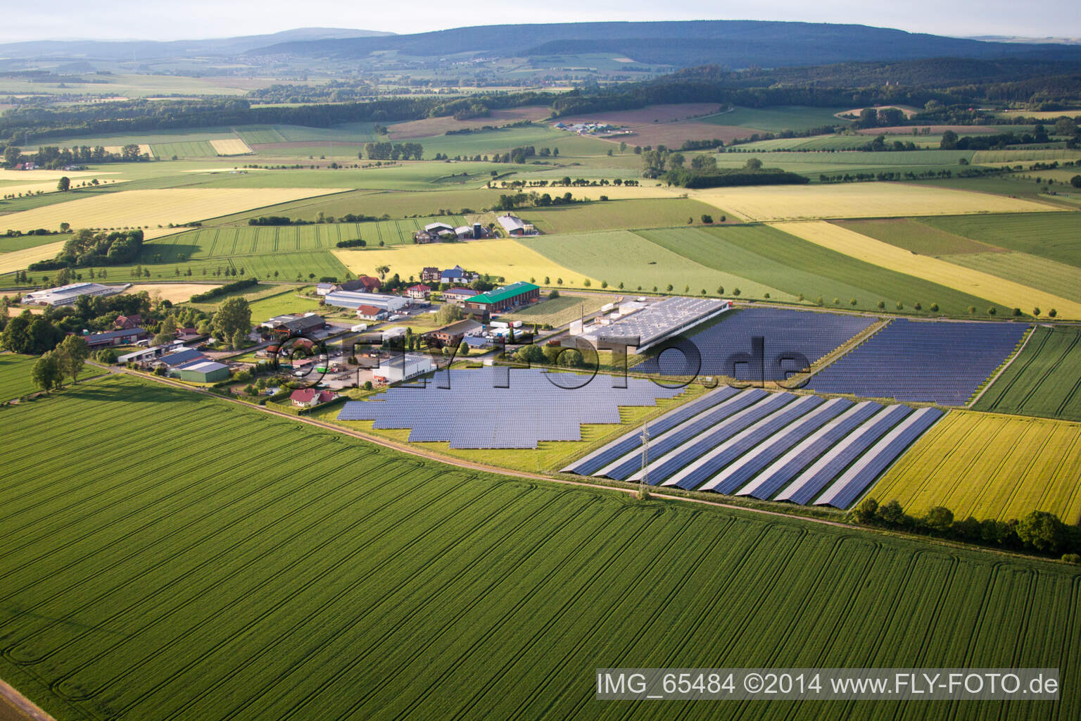 Vue aérienne de Rangées de panneaux pour le système photovoltaïque et le parc solaire ou la centrale solaire dans le quartier de Bredenborn à Marienmünster dans le département Rhénanie du Nord-Westphalie, Allemagne