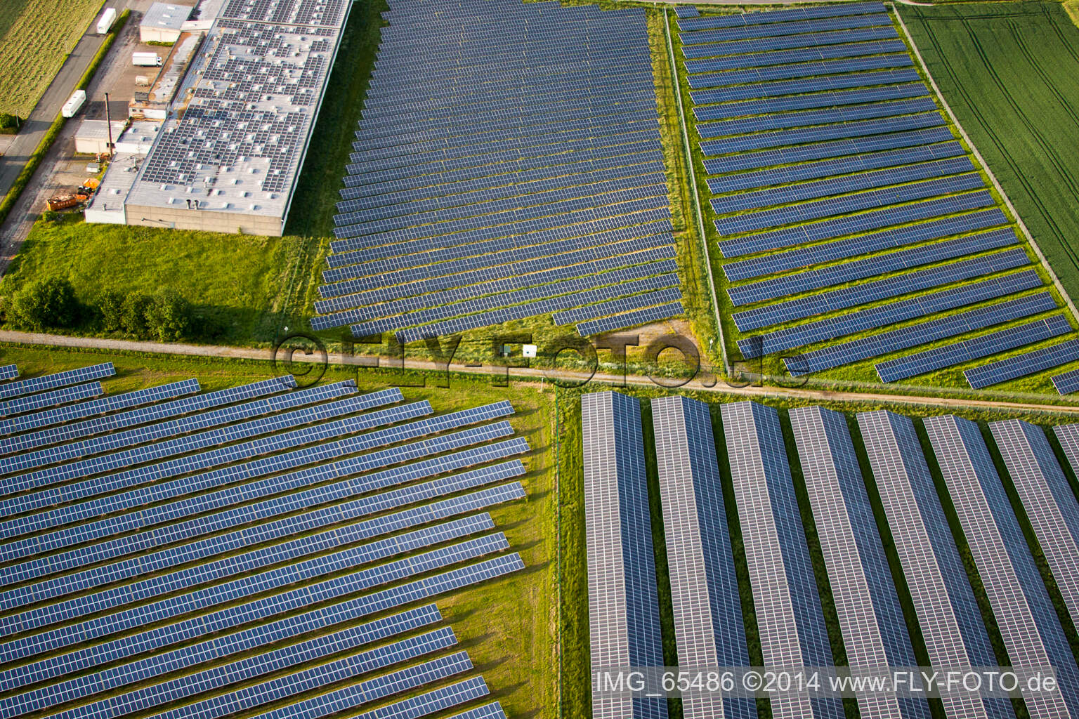 Photographie aérienne de Rangées de panneaux pour le système photovoltaïque et le parc solaire ou la centrale solaire dans le quartier de Bredenborn à Marienmünster dans le département Rhénanie du Nord-Westphalie, Allemagne