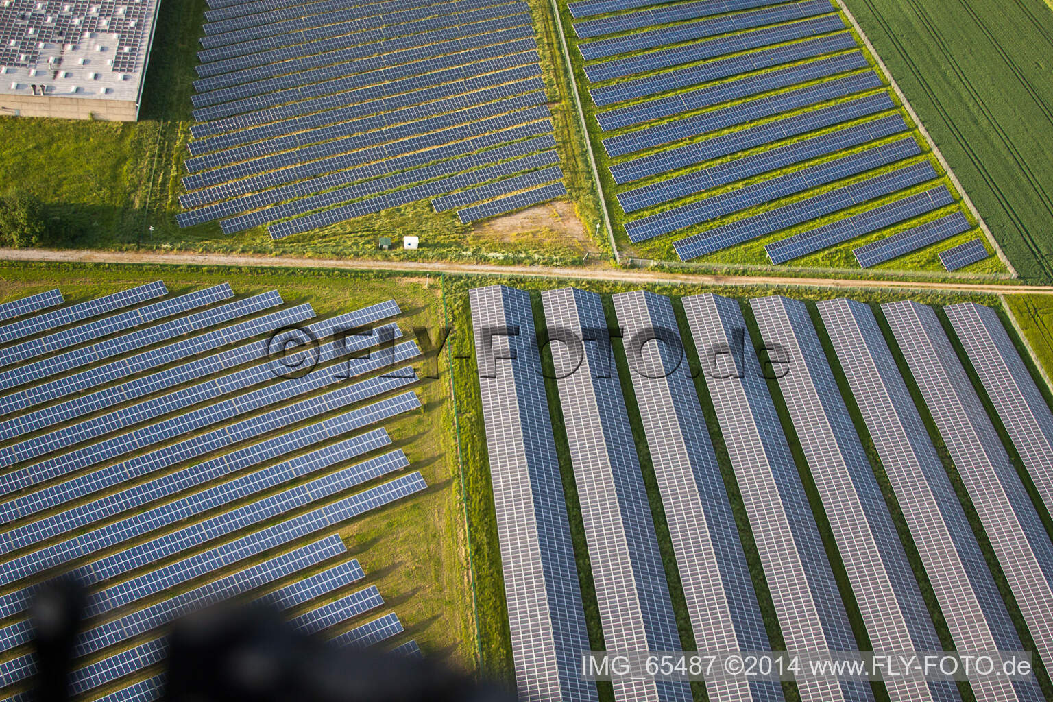 Vue oblique de Rangées de panneaux pour le système photovoltaïque et le parc solaire ou la centrale solaire dans le quartier de Bredenborn à Marienmünster dans le département Rhénanie du Nord-Westphalie, Allemagne