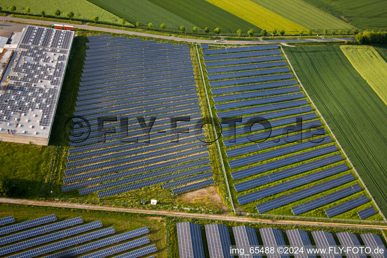 Rangées de panneaux pour le système photovoltaïque et le parc solaire ou la centrale solaire dans le quartier de Bredenborn à Marienmünster dans le département Rhénanie du Nord-Westphalie, Allemagne d'en haut