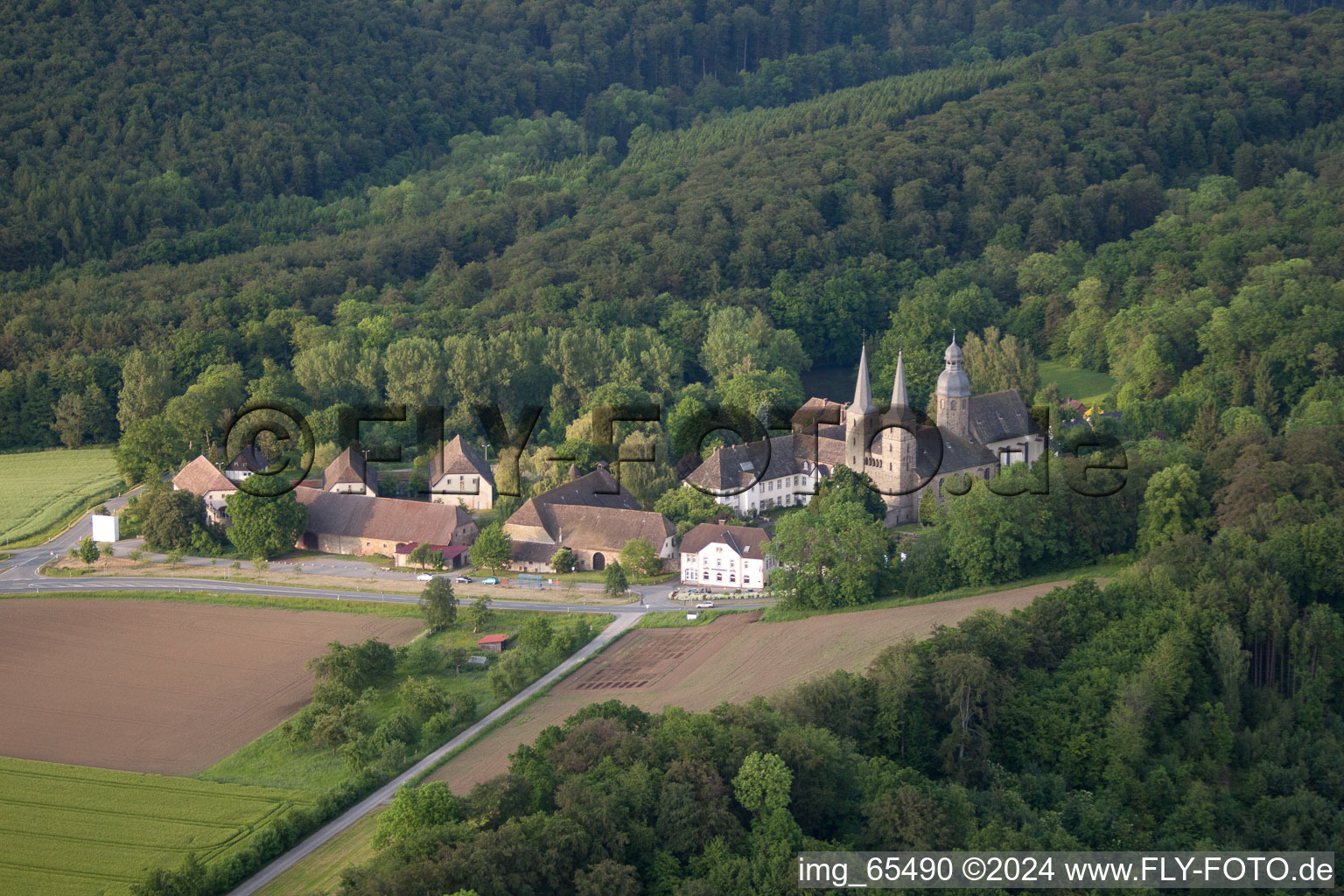 Vue aérienne de Ensemble immobilier du monastère abbatial Marienmünster à Marienmünster dans le département Rhénanie du Nord-Westphalie, Allemagne