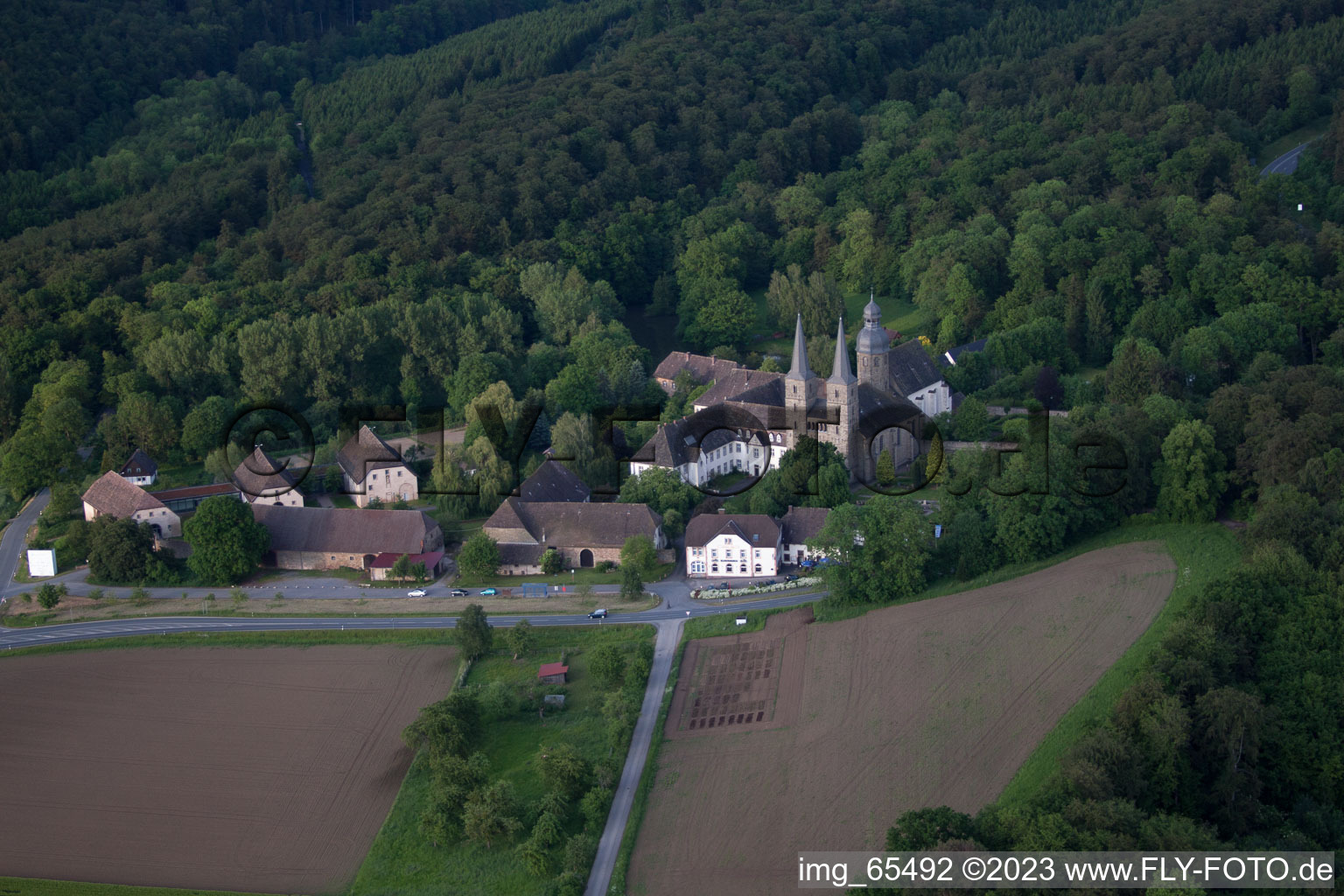 Vue aérienne de Ensemble immobilier du monastère abbatial Marienmünster à Marienmünster dans le département Rhénanie du Nord-Westphalie, Allemagne