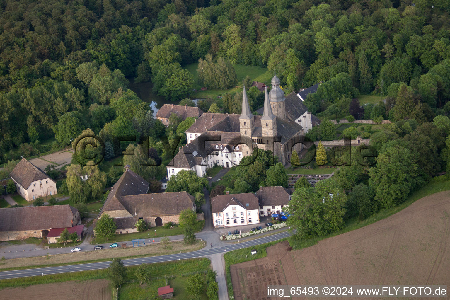 Vue aérienne de Ensemble immobilier du monastère abbatial Marienmünster à le quartier Münsterbrock in Marienmünster dans le département Rhénanie du Nord-Westphalie, Allemagne