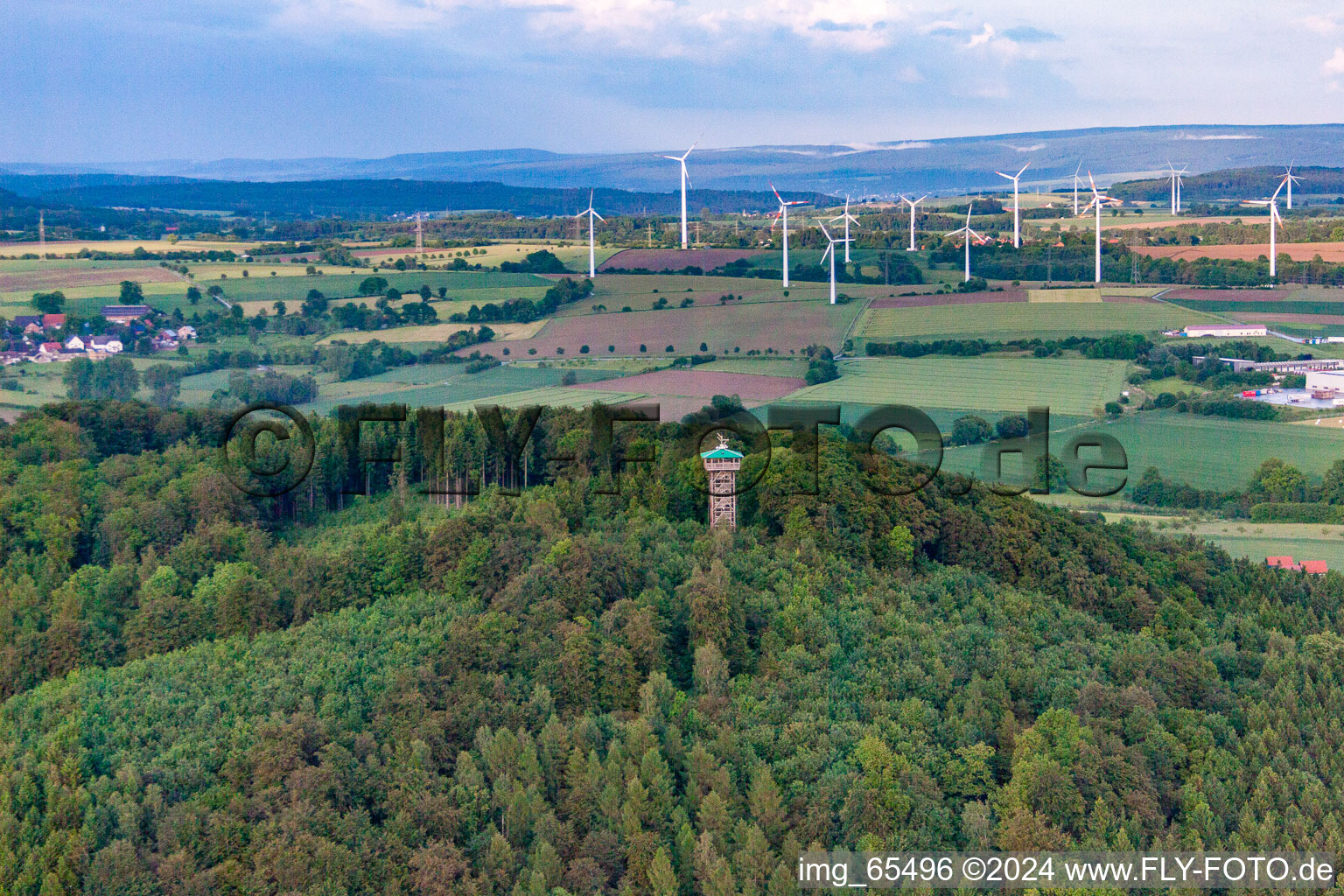 Vue aérienne de Tour d'observation du Hungerberg devant le parc éolien à le quartier Vörden in Marienmünster dans le département Rhénanie du Nord-Westphalie, Allemagne